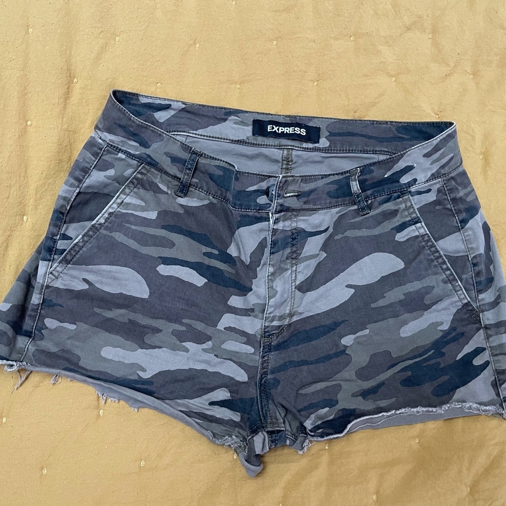 Express Camo MidRise Shortie -Size 8